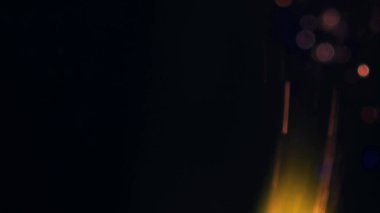 Şenlik ateşi kıvılcımlarının Macro fotoğrafı. Alevler patlar, patlamalar. Patlama mikro parlaklığı. Mini Havai fişekler. Kırmızı kamerada çekim hala siyah arkaplanda. Güzel sızıntılar kıvılcım posteri, afiş, duvar kağıdı, arkaplan, doku.