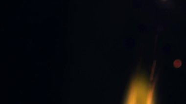 Şenlik ateşi kıvılcımlarının Macro fotoğrafı. Alevler patlar, patlamalar. Patlama mikro parlaklığı. Mini Havai fişekler. Kırmızı kamerada çekim hala siyah arkaplanda. Güzel sızıntılar kıvılcım posteri, afiş, duvar kağıdı, arkaplan, doku.