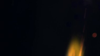 Şenlik ateşi kıvılcımlarının Macro fotoğrafı. Alevler patlar, patlamalar. Patlama mikro parlaklığı. Mini Havai fişekler. Kırmızı kamerada çekim hala siyah arkaplanda. Güzel sızıntılar kıvılcım posteri, afiş, duvar kağıdı, arkaplan, doku.