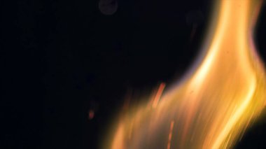 Şenlik ateşi kıvılcımlarının Macro fotoğrafı. Alevler patlar, patlamalar. Patlama mikro parlaklığı. Mini Havai fişekler. Kırmızı kamerada çekim hala siyah arkaplanda. Güzel sızıntılar kıvılcım posteri, afiş, duvar kağıdı, arkaplan, doku.