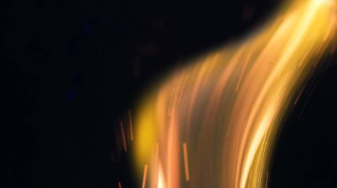 Şenlik ateşi kıvılcımlarının Macro fotoğrafı. Alevler patlar, patlamalar. Patlama mikro parlaklığı. Mini Havai fişekler. Kırmızı kamerada çekim hala siyah arkaplanda. Güzel sızıntılar kıvılcım posteri, afiş, duvar kağıdı, arkaplan, doku.