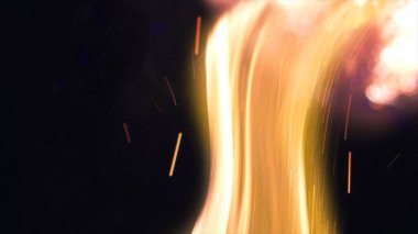 Şenlik ateşi kıvılcımlarının Macro fotoğrafı. Alevler patlar, patlamalar. Patlama mikro parlaklığı. Mini Havai fişekler. Kırmızı kamerada çekim hala siyah arkaplanda. Güzel sızıntılar kıvılcım posteri, afiş, duvar kağıdı, arkaplan, doku.