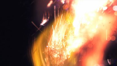 Şenlik ateşi kıvılcımlarının Macro fotoğrafı. Alevler patlar, patlamalar. Patlama mikro parlaklığı. Mini Havai fişekler. Kırmızı kamerada çekim hala siyah arkaplanda. Güzel sızıntılar kıvılcım posteri, afiş, duvar kağıdı, arkaplan, doku.