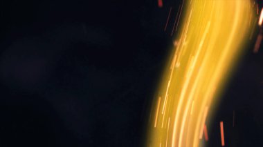 Şenlik ateşi kıvılcımlarının Macro fotoğrafı. Alevler patlar, patlamalar. Patlama mikro parlaklığı. Mini Havai fişekler. Kırmızı kamerada çekim hala siyah arkaplanda. Güzel sızıntılar kıvılcım posteri, afiş, duvar kağıdı, arkaplan, doku.