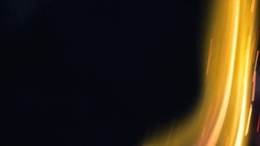 Şenlik ateşi kıvılcımlarının Macro fotoğrafı. Alevler patlar, patlamalar. Patlama mikro parlaklığı. Mini Havai fişekler. Kırmızı kamerada çekim hala siyah arkaplanda. Güzel sızıntılar kıvılcım posteri, afiş, duvar kağıdı, arkaplan, doku.