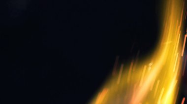 Şenlik ateşi kıvılcımlarının Macro fotoğrafı. Alevler patlar, patlamalar. Patlama mikro parlaklığı. Mini Havai fişekler. Kırmızı kamerada çekim hala siyah arkaplanda. Güzel sızıntılar kıvılcım posteri, afiş, duvar kağıdı, arkaplan, doku.