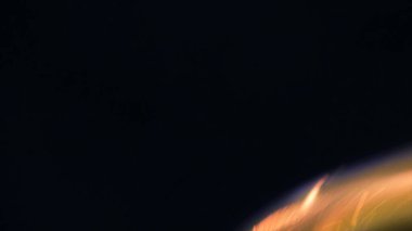 Şenlik ateşi kıvılcımlarının Macro fotoğrafı. Alevler patlar, patlamalar. Patlama mikro parlaklığı. Mini Havai fişekler. Kırmızı kamerada çekim hala siyah arkaplanda. Güzel sızıntılar kıvılcım posteri, afiş, duvar kağıdı, arkaplan, doku.