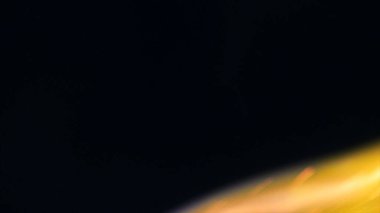 Şenlik ateşi kıvılcımlarının Macro fotoğrafı. Alevler patlar, patlamalar. Patlama mikro parlaklığı. Mini Havai fişekler. Kırmızı kamerada çekim hala siyah arkaplanda. Güzel sızıntılar kıvılcım posteri, afiş, duvar kağıdı, arkaplan, doku.