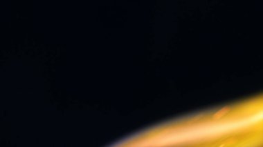 Şenlik ateşi kıvılcımlarının Macro fotoğrafı. Alevler patlar, patlamalar. Patlama mikro parlaklığı. Mini Havai fişekler. Kırmızı kamerada çekim hala siyah arkaplanda. Güzel sızıntılar kıvılcım posteri, afiş, duvar kağıdı, arkaplan, doku.