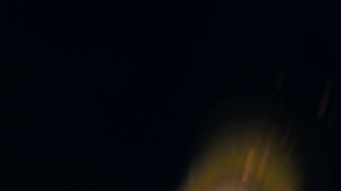 Şenlik ateşi kıvılcımlarının Macro fotoğrafı. Alevler patlar, patlamalar. Patlama mikro parlaklığı. Mini Havai fişekler. Kırmızı kamerada çekim hala siyah arkaplanda. Güzel sızıntılar kıvılcım posteri, afiş, duvar kağıdı, arkaplan, doku.