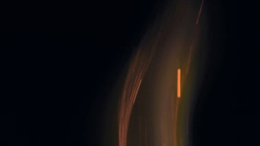 Şenlik ateşi kıvılcımlarının Macro fotoğrafı. Alevler patlar, patlamalar. Patlama mikro parlaklığı. Mini Havai fişekler. Kırmızı kamerada çekim hala siyah arkaplanda. Güzel sızıntılar kıvılcım posteri, afiş, duvar kağıdı, arkaplan, doku.