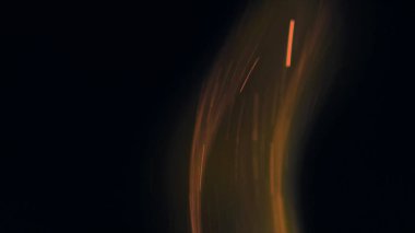 Şenlik ateşi kıvılcımlarının Macro fotoğrafı. Alevler patlar, patlamalar. Patlama mikro parlaklığı. Mini Havai fişekler. Kırmızı kamerada çekim hala siyah arkaplanda. Güzel sızıntılar kıvılcım posteri, afiş, duvar kağıdı, arkaplan, doku.