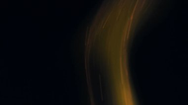 Şenlik ateşi kıvılcımlarının Macro fotoğrafı. Alevler patlar, patlamalar. Patlama mikro parlaklığı. Mini Havai fişekler. Kırmızı kamerada çekim hala siyah arkaplanda. Güzel sızıntılar kıvılcım posteri, afiş, duvar kağıdı, arkaplan, doku.