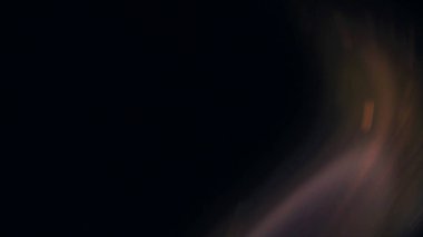 Şenlik ateşi kıvılcımlarının Macro fotoğrafı. Alevler patlar, patlamalar. Patlama mikro parlaklığı. Mini Havai fişekler. Kırmızı kamerada çekim hala siyah arkaplanda. Güzel sızıntılar kıvılcım posteri, afiş, duvar kağıdı, arkaplan, doku.