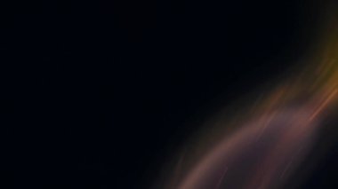 Şenlik ateşi kıvılcımlarının Macro fotoğrafı. Alevler patlar, patlamalar. Patlama mikro parlaklığı. Mini Havai fişekler. Kırmızı kamerada çekim hala siyah arkaplanda. Güzel sızıntılar kıvılcım posteri, afiş, duvar kağıdı, arkaplan, doku.