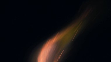 Şenlik ateşi kıvılcımlarının Macro fotoğrafı. Alevler patlar, patlamalar. Patlama mikro parlaklığı. Mini Havai fişekler. Kırmızı kamerada çekim hala siyah arkaplanda. Güzel sızıntılar kıvılcım posteri, afiş, duvar kağıdı, arkaplan, doku.