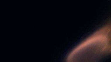 Şenlik ateşi kıvılcımlarının Macro fotoğrafı. Alevler patlar, patlamalar. Patlama mikro parlaklığı. Mini Havai fişekler. Kırmızı kamerada çekim hala siyah arkaplanda. Güzel sızıntılar kıvılcım posteri, afiş, duvar kağıdı, arkaplan, doku.