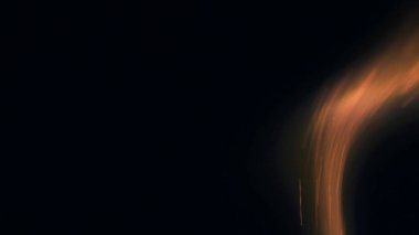 Şenlik ateşi kıvılcımlarının Macro fotoğrafı. Alevler patlar, patlamalar. Patlama mikro parlaklığı. Mini Havai fişekler. Kırmızı kamerada çekim hala siyah arkaplanda. Güzel sızıntılar kıvılcım posteri, afiş, duvar kağıdı, arkaplan, doku.