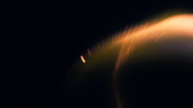 Şenlik ateşi kıvılcımlarının Macro fotoğrafı. Alevler patlar, patlamalar. Patlama mikro parlaklığı. Mini Havai fişekler. Kırmızı kamerada çekim hala siyah arkaplanda. Güzel sızıntılar kıvılcım posteri, afiş, duvar kağıdı, arkaplan, doku.