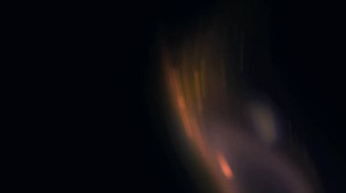 Şenlik ateşi kıvılcımlarının Macro fotoğrafı. Alevler patlar, patlamalar. Patlama mikro parlaklığı. Mini Havai fişekler. Kırmızı kamerada çekim hala siyah arkaplanda. Güzel sızıntılar kıvılcım posteri, afiş, duvar kağıdı, arkaplan, doku.