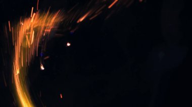 Şenlik ateşi kıvılcımlarının Macro fotoğrafı. Alevler patlar, patlamalar. Patlama mikro parlaklığı. Mini Havai fişekler. Kırmızı kamerada çekim hala siyah arkaplanda. Güzel sızıntılar kıvılcım posteri, afiş, duvar kağıdı, arkaplan, doku.