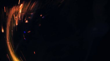 Şenlik ateşi kıvılcımlarının Macro fotoğrafı. Alevler patlar, patlamalar. Patlama mikro parlaklığı. Mini Havai fişekler. Kırmızı kamerada çekim hala siyah arkaplanda. Güzel sızıntılar kıvılcım posteri, afiş, duvar kağıdı, arkaplan, doku.