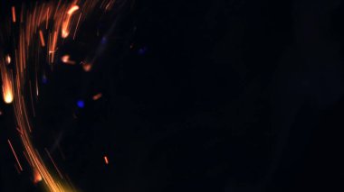 Şenlik ateşi kıvılcımlarının Macro fotoğrafı. Alevler patlar, patlamalar. Patlama mikro parlaklığı. Mini Havai fişekler. Kırmızı kamerada çekim hala siyah arkaplanda. Güzel sızıntılar kıvılcım posteri, afiş, duvar kağıdı, arkaplan, doku.