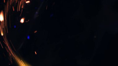 Şenlik ateşi kıvılcımlarının Macro fotoğrafı. Alevler patlar, patlamalar. Patlama mikro parlaklığı. Mini Havai fişekler. Kırmızı kamerada çekim hala siyah arkaplanda. Güzel sızıntılar kıvılcım posteri, afiş, duvar kağıdı, arkaplan, doku.