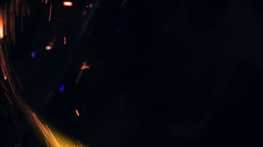 Şenlik ateşi kıvılcımlarının Macro fotoğrafı. Alevler patlar, patlamalar. Patlama mikro parlaklığı. Mini Havai fişekler. Kırmızı kamerada çekim hala siyah arkaplanda. Güzel sızıntılar kıvılcım posteri, afiş, duvar kağıdı, arkaplan, doku.