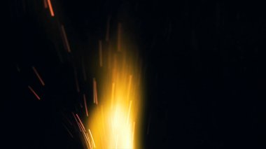 Şenlik ateşi kıvılcımlarının Macro fotoğrafı. Alevler patlar, patlamalar. Patlama mikro parlaklığı. Mini Havai fişekler. Kırmızı kamerada çekim hala siyah arkaplanda. Güzel sızıntılar kıvılcım posteri, afiş, duvar kağıdı, arkaplan, doku.