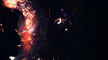 Şenlik ateşi kıvılcımlarının Macro fotoğrafı. Alevler patlar, patlamalar. Patlama mikro parlaklığı. Mini Havai fişekler. Kırmızı kamerada çekim hala siyah arkaplanda. Güzel sızıntılar kıvılcım posteri, afiş, duvar kağıdı, arkaplan, doku.