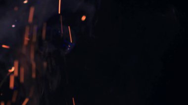 Şenlik ateşi kıvılcımlarının Macro fotoğrafı. Alevler patlar, patlamalar. Patlama mikro parlaklığı. Mini Havai fişekler. Kırmızı kamerada çekim hala siyah arkaplanda. Güzel sızıntılar kıvılcım posteri, afiş, duvar kağıdı, arkaplan, doku.