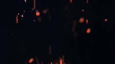 Şenlik ateşi kıvılcımlarının Macro fotoğrafı. Alevler patlar, patlamalar. Patlama mikro parlaklığı. Mini Havai fişekler. Kırmızı kamerada çekim hala siyah arkaplanda. Güzel sızıntılar kıvılcım posteri, afiş, duvar kağıdı, arkaplan, doku.