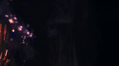 Şenlik ateşi kıvılcımlarının Macro fotoğrafı. Alevler patlar, patlamalar. Patlama mikro parlaklığı. Mini Havai fişekler. Kırmızı kamerada çekim hala siyah arkaplanda. Güzel sızıntılar kıvılcım posteri, afiş, duvar kağıdı, arkaplan, doku.