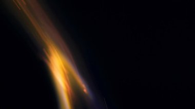 Şenlik ateşi kıvılcımlarının Macro fotoğrafı. Alevler patlar, patlamalar. Patlama mikro parlaklığı. Mini Havai fişekler. Kırmızı kamerada çekim hala siyah arkaplanda. Güzel sızıntılar kıvılcım posteri, afiş, duvar kağıdı, arkaplan, doku.