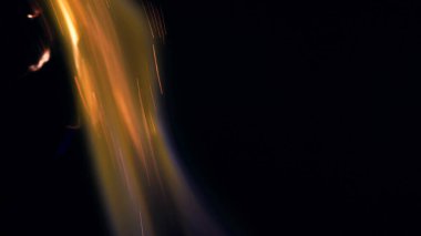 Şenlik ateşi kıvılcımlarının Macro fotoğrafı. Alevler patlar, patlamalar. Patlama mikro parlaklığı. Mini Havai fişekler. Kırmızı kamerada çekim hala siyah arkaplanda. Güzel sızıntılar kıvılcım posteri, afiş, duvar kağıdı, arkaplan, doku.