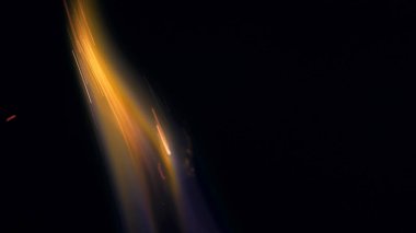 Şenlik ateşi kıvılcımlarının Macro fotoğrafı. Alevler patlar, patlamalar. Patlama mikro parlaklığı. Mini Havai fişekler. Kırmızı kamerada çekim hala siyah arkaplanda. Güzel sızıntılar kıvılcım posteri, afiş, duvar kağıdı, arkaplan, doku.