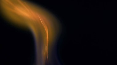 Şenlik ateşi kıvılcımlarının Macro fotoğrafı. Alevler patlar, patlamalar. Patlama mikro parlaklığı. Mini Havai fişekler. Kırmızı kamerada çekim hala siyah arkaplanda. Güzel sızıntılar kıvılcım posteri, afiş, duvar kağıdı, arkaplan, doku.