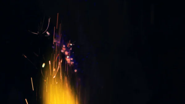ボンファイアのマクロ写真が火花を散らします 炎が爆発し爆発する 爆発マイクロ輝きます ミニ花火 まだ黒の背景に赤いカメラで撮影 美しい漏れオーバーレイ火花ポスター バナー テクスチャ — ストック写真