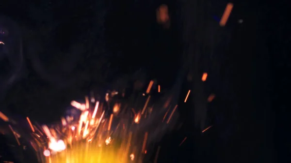 매크로 Bonfire Sparks 불꽃이 터지고 합니다 마이크로 스파클스 파이어 배경에 — 스톡 사진