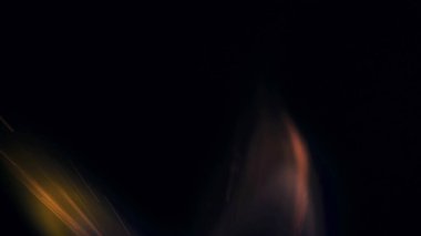 Şenlik ateşi kıvılcımlarının Macro fotoğrafı. Alevler patlar, patlamalar. Patlama mikro parlaklığı. Mini Havai fişekler. Kırmızı kamerada çekim hala siyah arkaplanda. Güzel sızıntılar kıvılcım posteri, afiş, duvar kağıdı, arkaplan, doku.