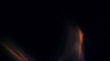 Şenlik ateşi kıvılcımlarının Macro fotoğrafı. Alevler patlar, patlamalar. Patlama mikro parlaklığı. Mini Havai fişekler. Kırmızı kamerada çekim hala siyah arkaplanda. Güzel sızıntılar kıvılcım posteri, afiş, duvar kağıdı, arkaplan, doku.