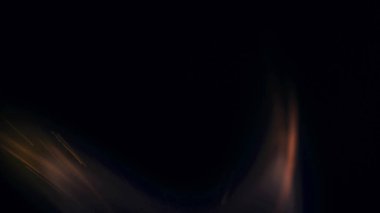 Şenlik ateşi kıvılcımlarının Macro fotoğrafı. Alevler patlar, patlamalar. Patlama mikro parlaklığı. Mini Havai fişekler. Kırmızı kamerada çekim hala siyah arkaplanda. Güzel sızıntılar kıvılcım posteri, afiş, duvar kağıdı, arkaplan, doku.