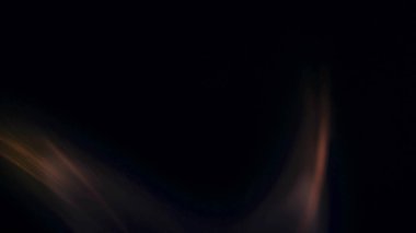 Şenlik ateşi kıvılcımlarının Macro fotoğrafı. Alevler patlar, patlamalar. Patlama mikro parlaklığı. Mini Havai fişekler. Kırmızı kamerada çekim hala siyah arkaplanda. Güzel sızıntılar kıvılcım posteri, afiş, duvar kağıdı, arkaplan, doku.