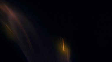 Şenlik ateşi kıvılcımlarının Macro fotoğrafı. Alevler patlar, patlamalar. Patlama mikro parlaklığı. Mini Havai fişekler. Kırmızı kamerada çekim hala siyah arkaplanda. Güzel sızıntılar kıvılcım posteri, afiş, duvar kağıdı, arkaplan, doku.