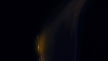 Şenlik ateşi kıvılcımlarının Macro fotoğrafı. Alevler patlar, patlamalar. Patlama mikro parlaklığı. Mini Havai fişekler. Kırmızı kamerada çekim hala siyah arkaplanda. Güzel sızıntılar kıvılcım posteri, afiş, duvar kağıdı, arkaplan, doku.