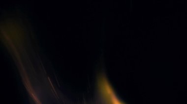 Şenlik ateşi kıvılcımlarının Macro fotoğrafı. Alevler patlar, patlamalar. Patlama mikro parlaklığı. Mini Havai fişekler. Kırmızı kamerada çekim hala siyah arkaplanda. Güzel sızıntılar kıvılcım posteri, afiş, duvar kağıdı, arkaplan, doku.