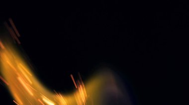 Şenlik ateşi kıvılcımlarının Macro fotoğrafı. Alevler patlar, patlamalar. Patlama mikro parlaklığı. Mini Havai fişekler. Kırmızı kamerada çekim hala siyah arkaplanda. Güzel sızıntılar kıvılcım posteri, afiş, duvar kağıdı, arkaplan, doku.