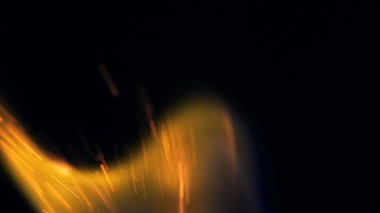 Şenlik ateşi kıvılcımlarının Macro fotoğrafı. Alevler patlar, patlamalar. Patlama mikro parlaklığı. Mini Havai fişekler. Kırmızı kamerada çekim hala siyah arkaplanda. Güzel sızıntılar kıvılcım posteri, afiş, duvar kağıdı, arkaplan, doku.