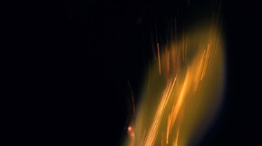 Şenlik ateşi kıvılcımlarının Macro fotoğrafı. Alevler patlar, patlamalar. Patlama mikro parlaklığı. Mini Havai fişekler. Kırmızı kamerada çekim hala siyah arkaplanda. Güzel sızıntılar kıvılcım posteri, afiş, duvar kağıdı, arkaplan, doku.